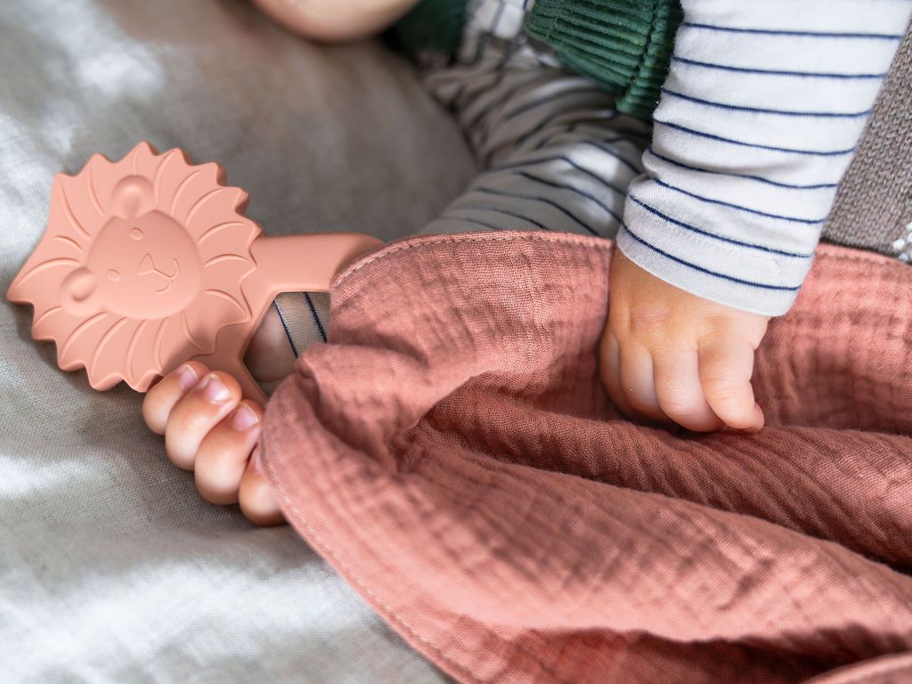 Ari Lion Comforter - Muslin Comforter with Silicone Teether
