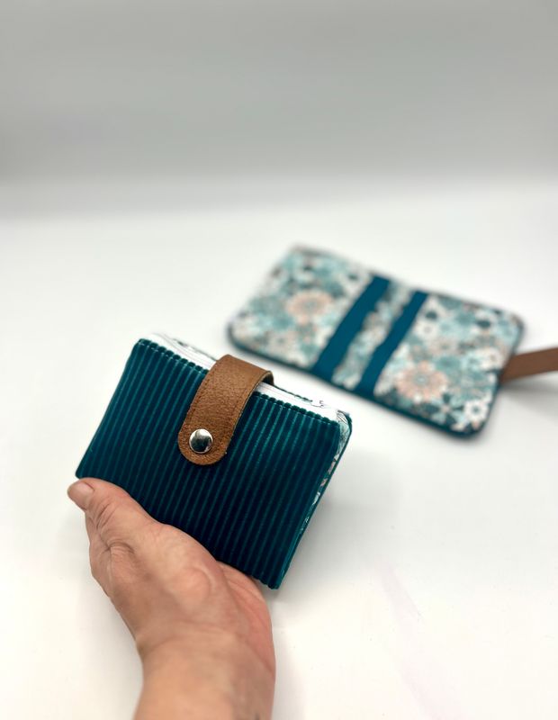 Geldbörse Classic – Smaragdblau mit Blumendesign | personalisierbar