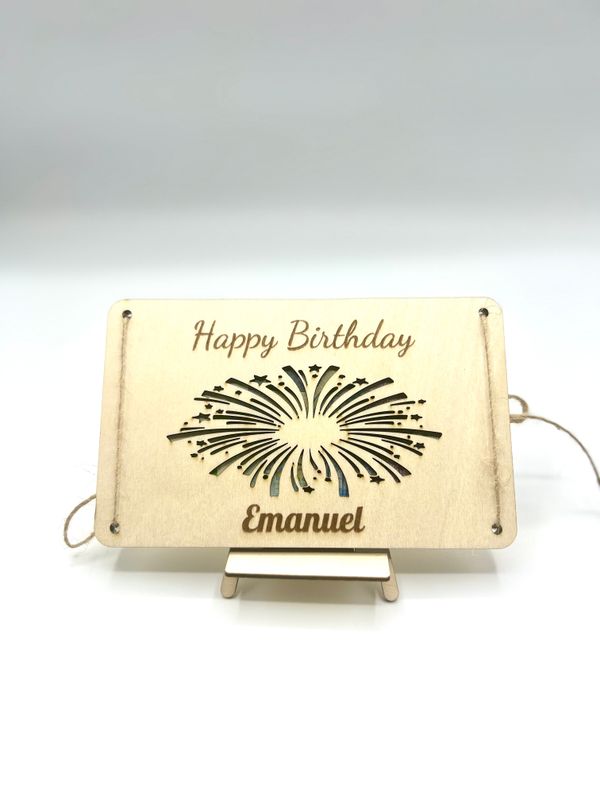 Holzkarte „Happy Birthday“ mit Feuerwerk – personalisierbar