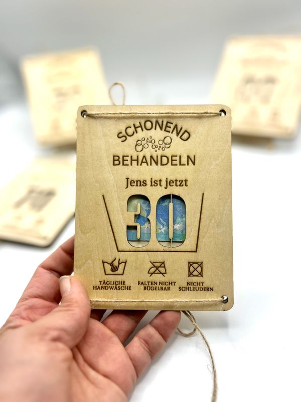 „Ab jetzt schonend behandeln " – lustige Holzkarte für Geldgeschenke zum runden Geburtstag - personalisierbar