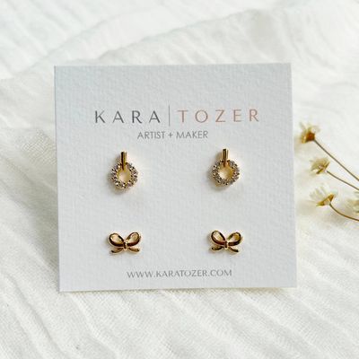 Wreath &amp; Bow Stud Set