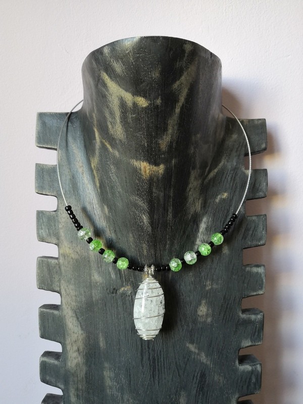 Tour de cou en cristal de roche et verre craquelé Tour de cou en cristal de roche et verre craquelé