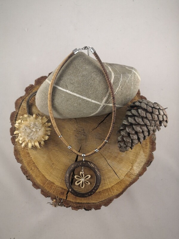Collier en liège et bois de coco "fleur de lis des cafres"