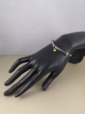 Bracelet en acier et perles en verre facetté vertes
