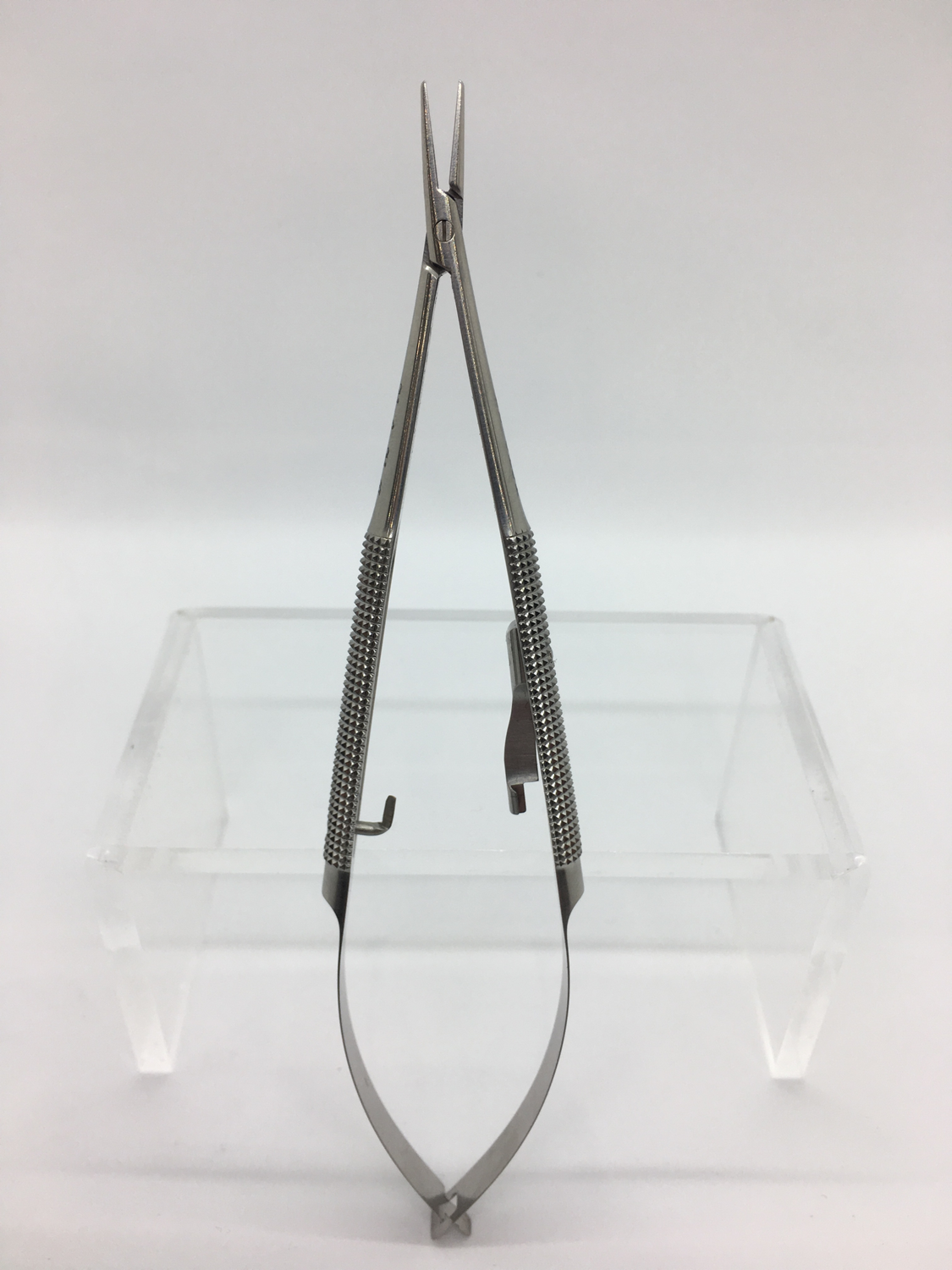 NEEDLE HOLDER MICRO SURGERY 6&quot;-ST.RND.HDL W/CAT - DISCONTINUED