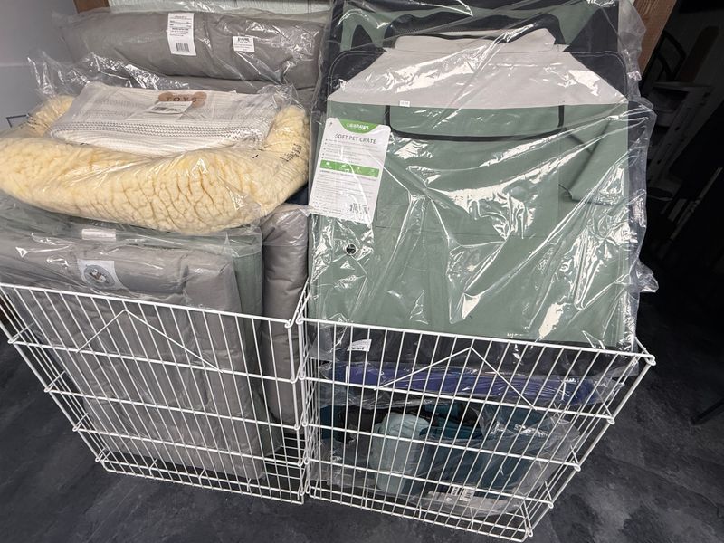 PET BEDS, BLANKETS, CARRIERS