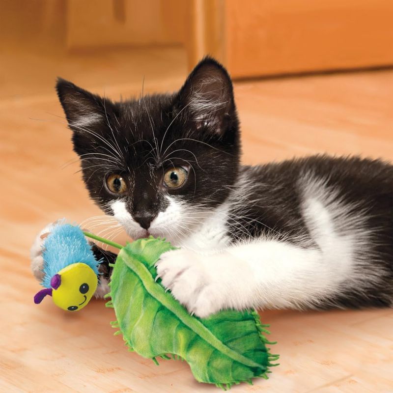 KONG Cat Flingaroo Caterpillar