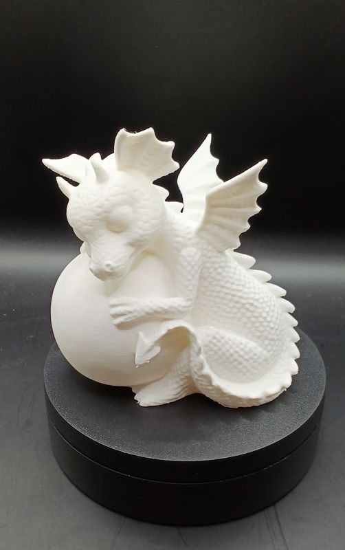 Schlafender Drache mit seinem ball