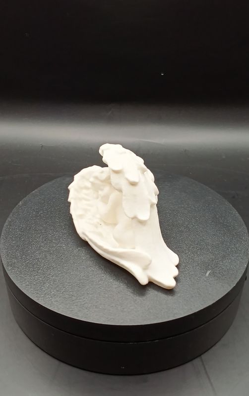 Engel Figur  schlafend aus Kunststoff 