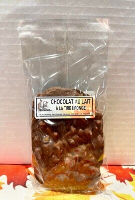 Morceaux de tire d&#39;éponge enrobés de chocolat au lait - Pieces of sponge taffy coated with milk chocolate