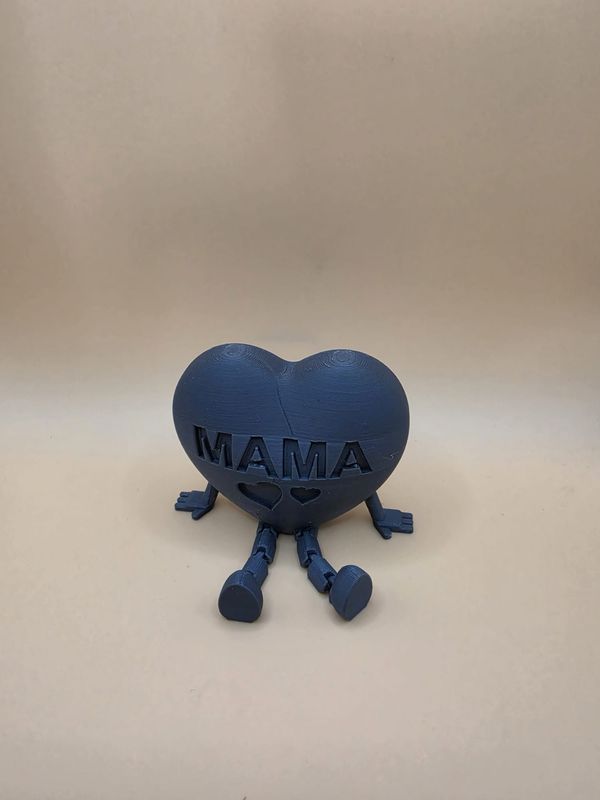 3D gedrucktes Herz „Mama“ sitzend mit Armen und Beinen