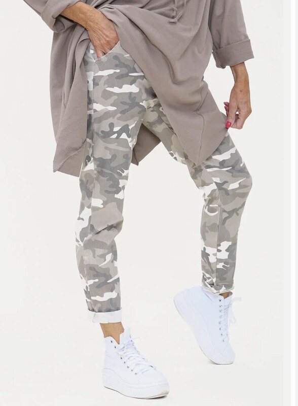Magic Trousers (beige camo)