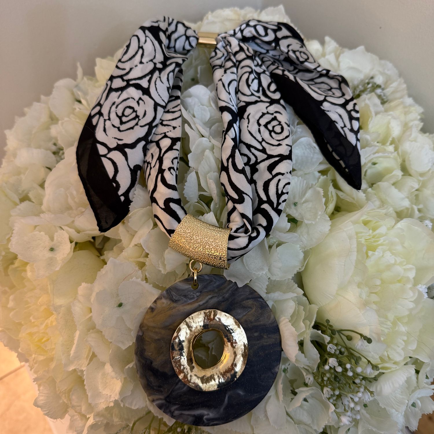 Elegant Necklace ( black &amp; white)