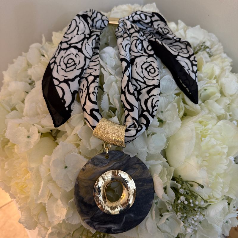 Elegant Necklace ( black &amp; white)