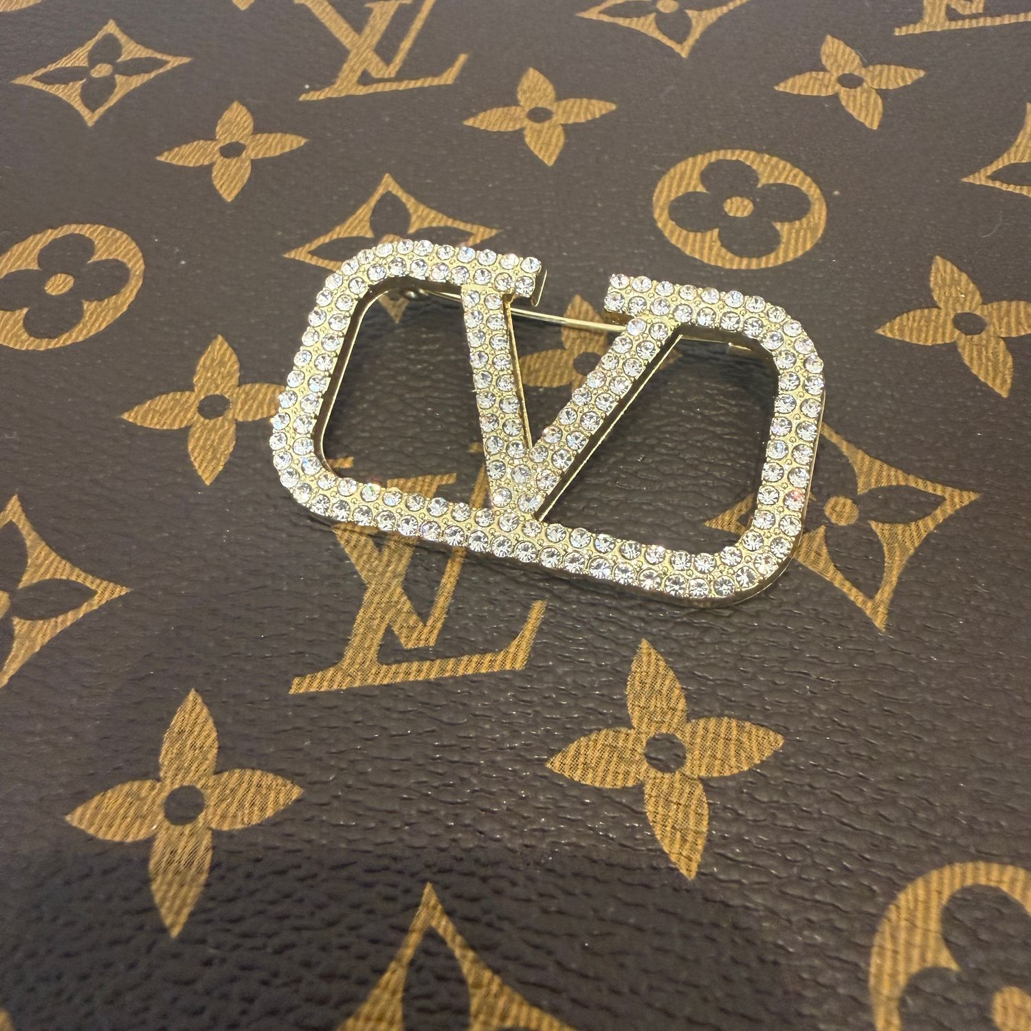 V Brooch (gold)