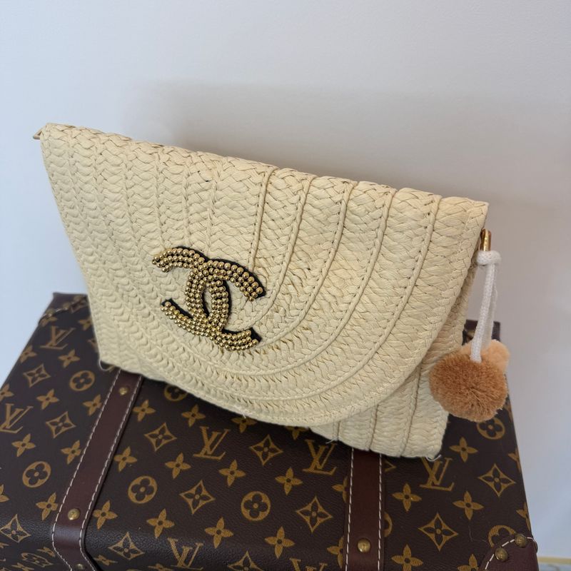 C Clutch With Pom Pom ( cream)