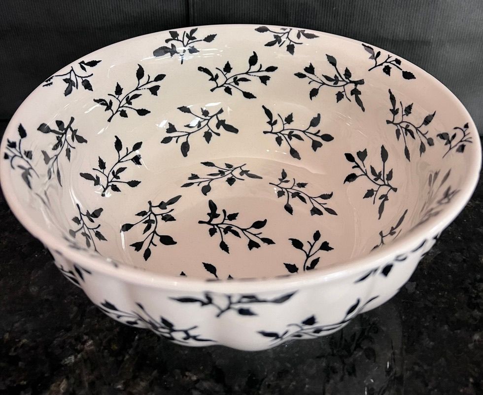 Round bowl 9 inch "Black Spray"