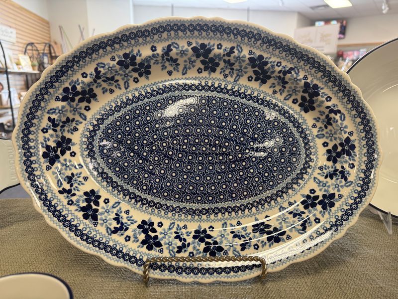16.75in x 12.25in large scalloped oval platter (duet in blue)