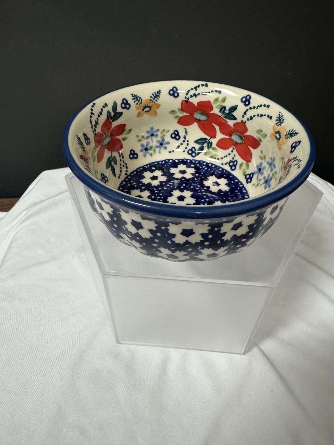 4.5" bowl (bold red blossoms)