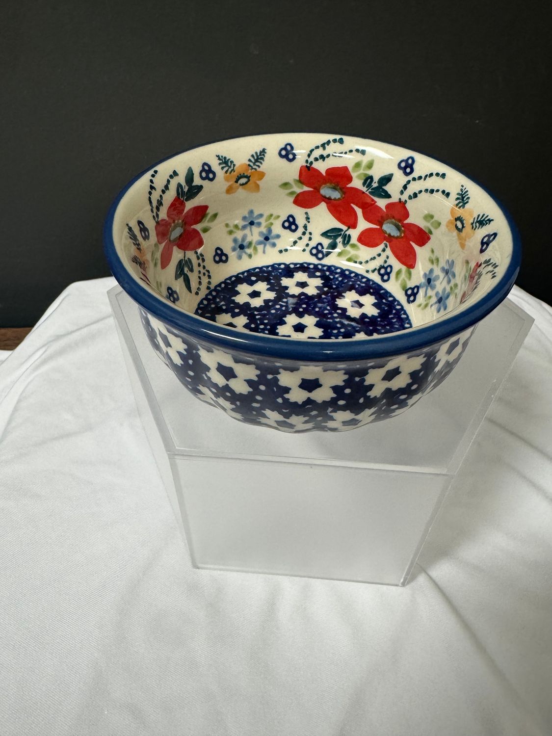 4.5" bowl (bold red blossoms)