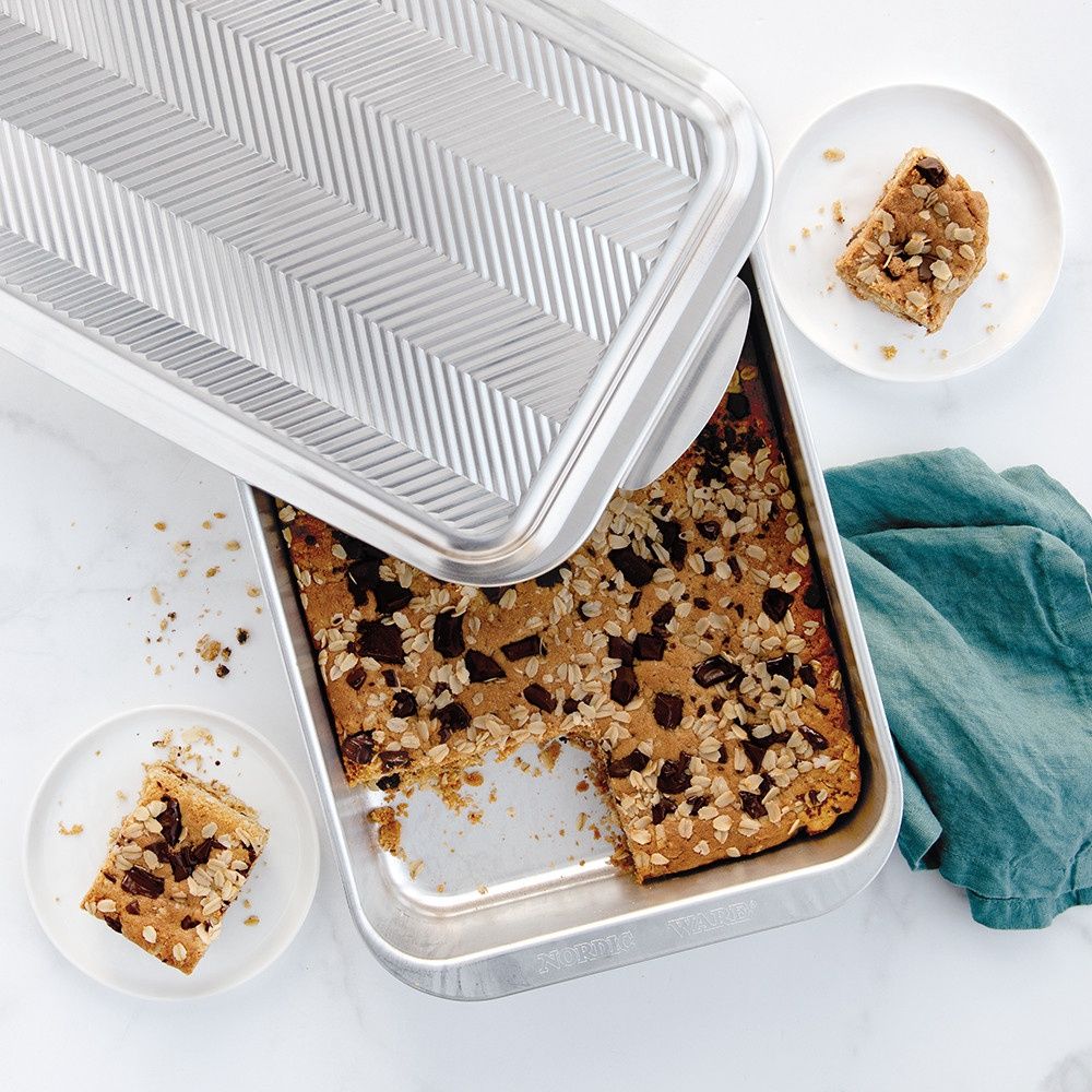 Classic 9 x 13 Pan with Embossed Lid