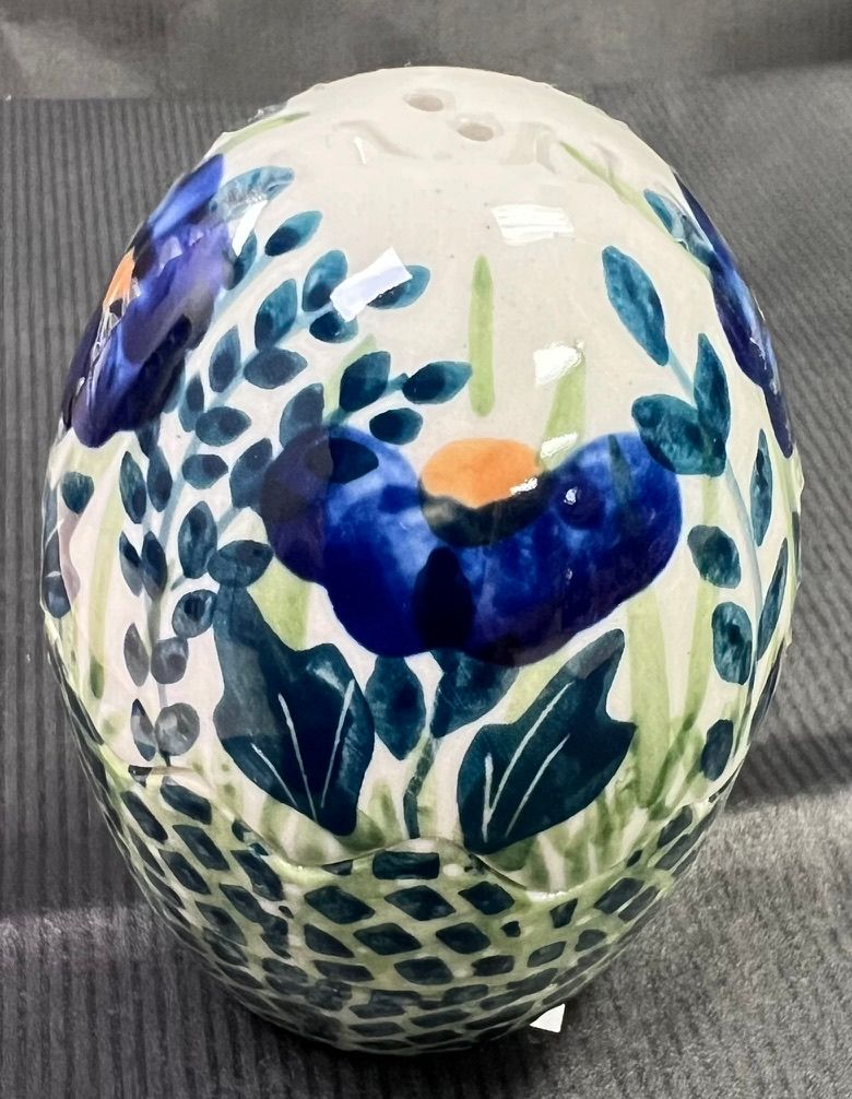 3" salt &amp; pepper egg (bouncing blue blossoms)