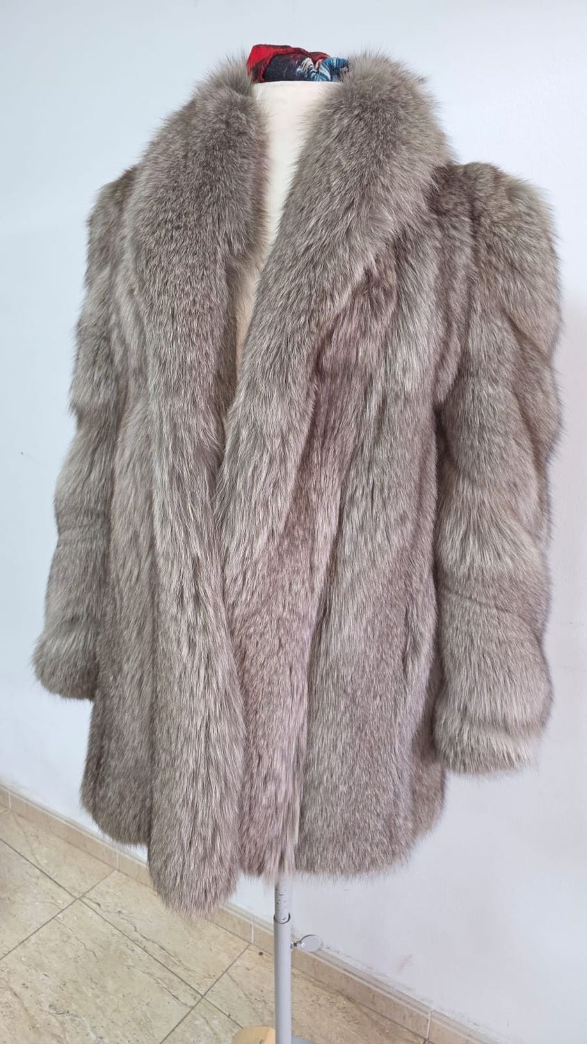 Chaquetón de zorro marrón.