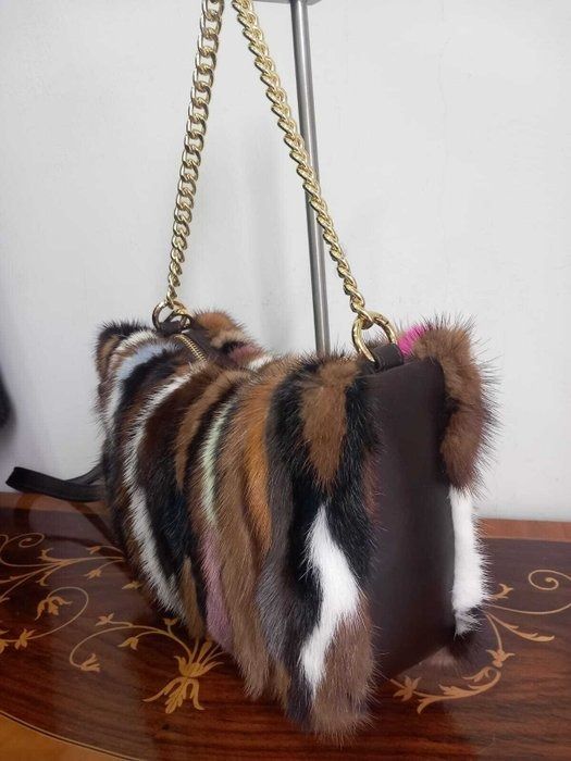 BOLSO elaborado con trozos de visón multicolor.