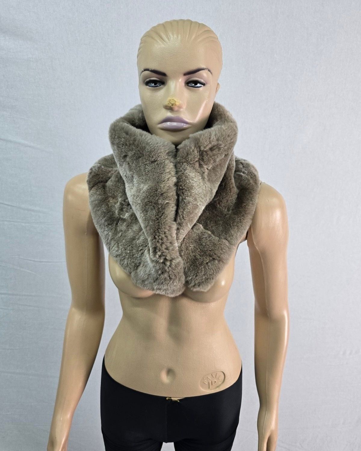 Cuello de piel de Rex beige lujoso.