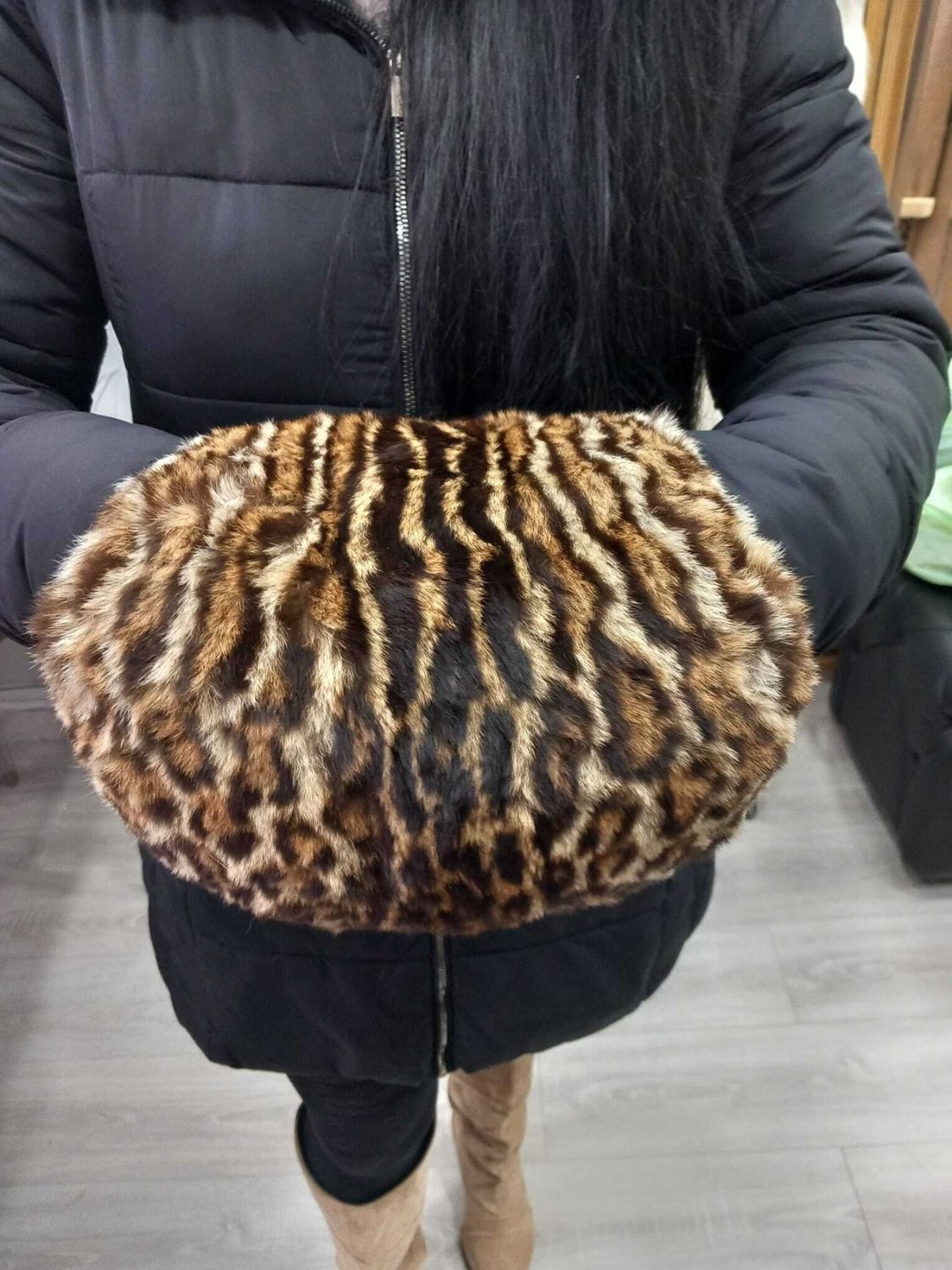 Bolso / calientamanos de piel con diseño de manchas.