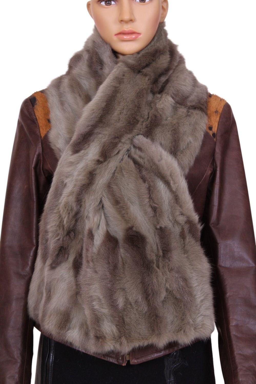 Estupenda bufanda de piel de calidad superior, ligera y extraordinariamente suave al tacto.