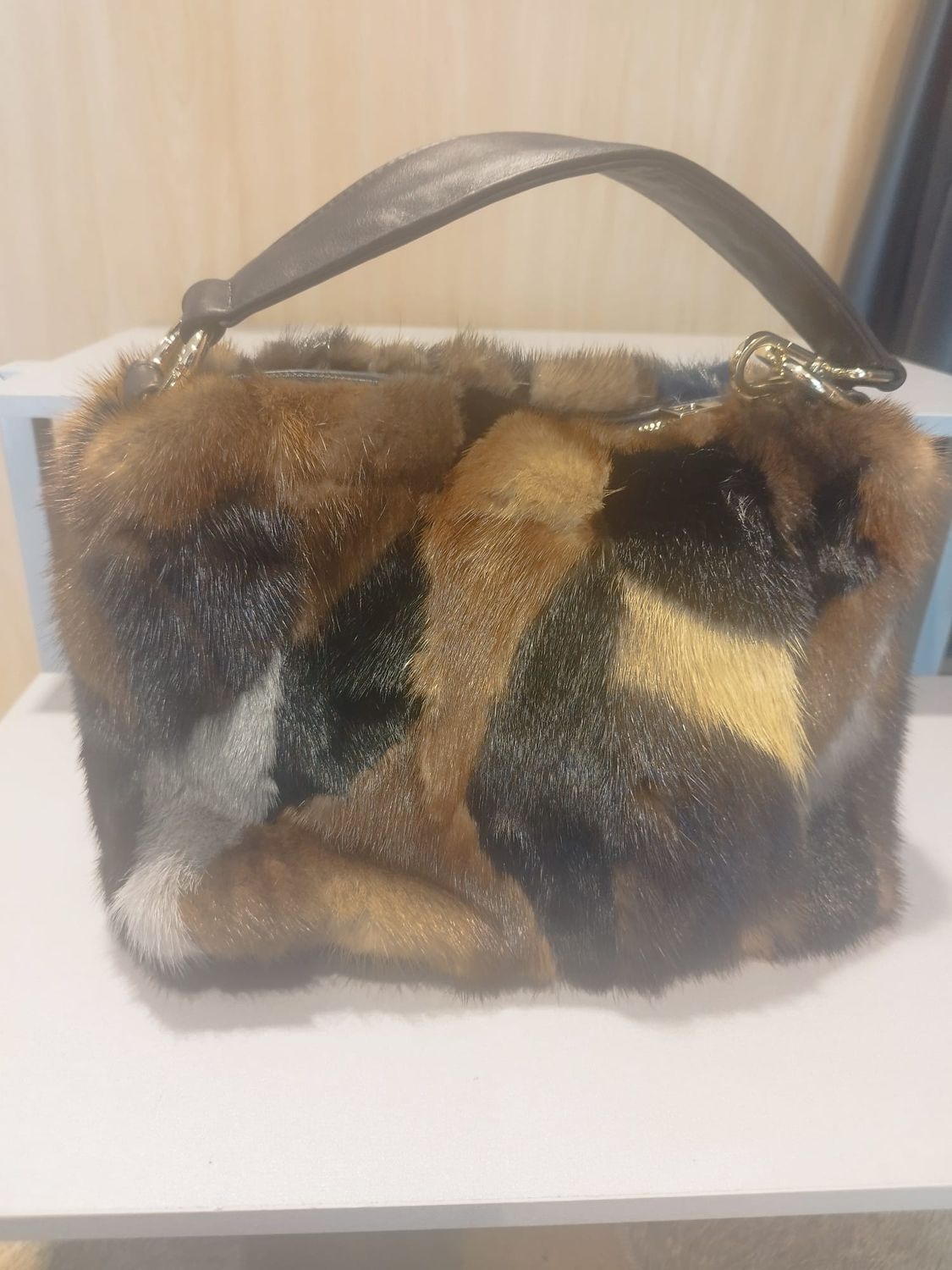 Bolso de piel de  visón de  gran formato de mano.