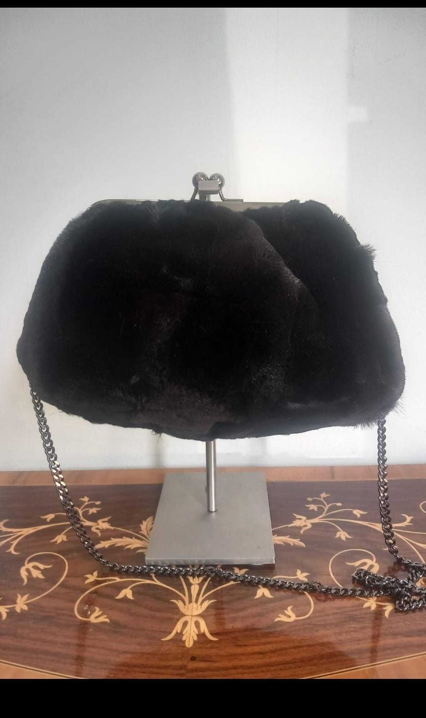 Bolso de piel de visón razado de color negro.