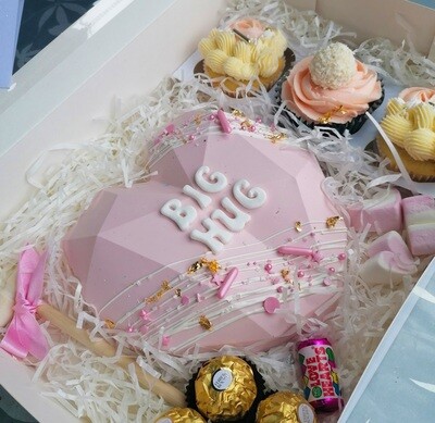 Dark, Milk or Pink Geometric Breakable/Smashable Belgian Chocolate Heart With 3 Cupcakes