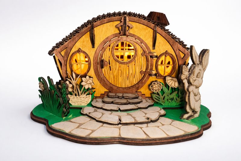 Drewniany domek wielkanocny