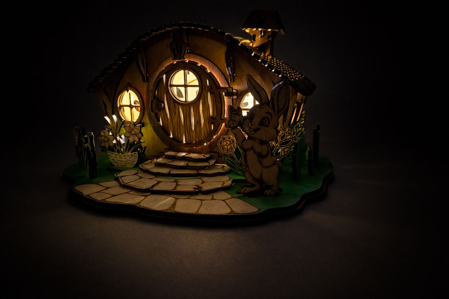 Drewniany domek wielkanocny