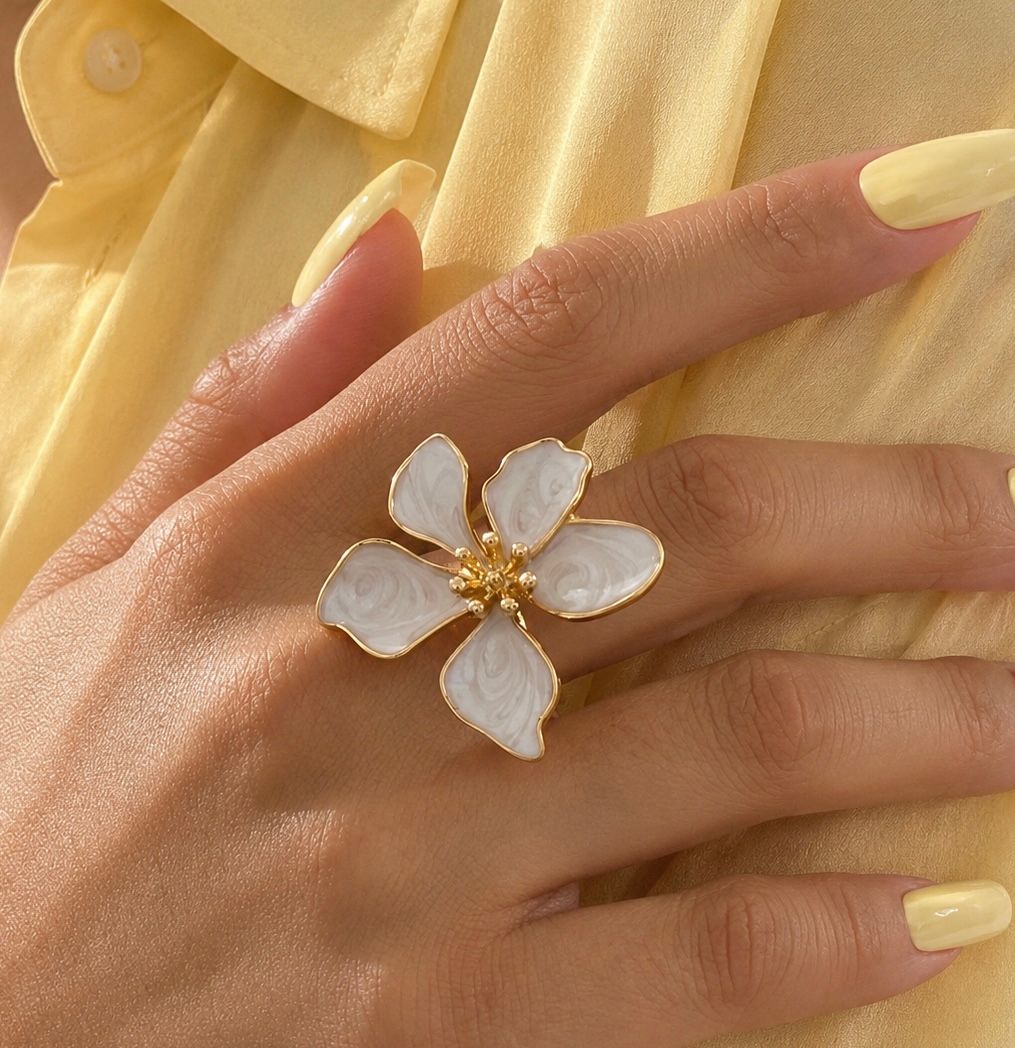 Ring wit gouden bloem