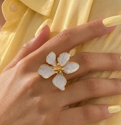 Ring wit gouden bloem