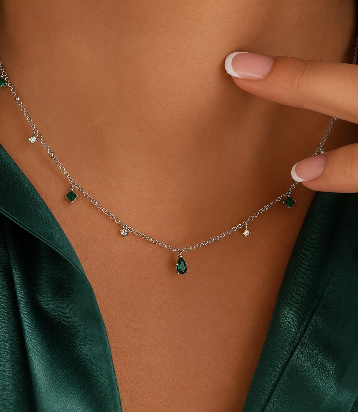 Ketting zilverkleurig met emerald groene steentjes