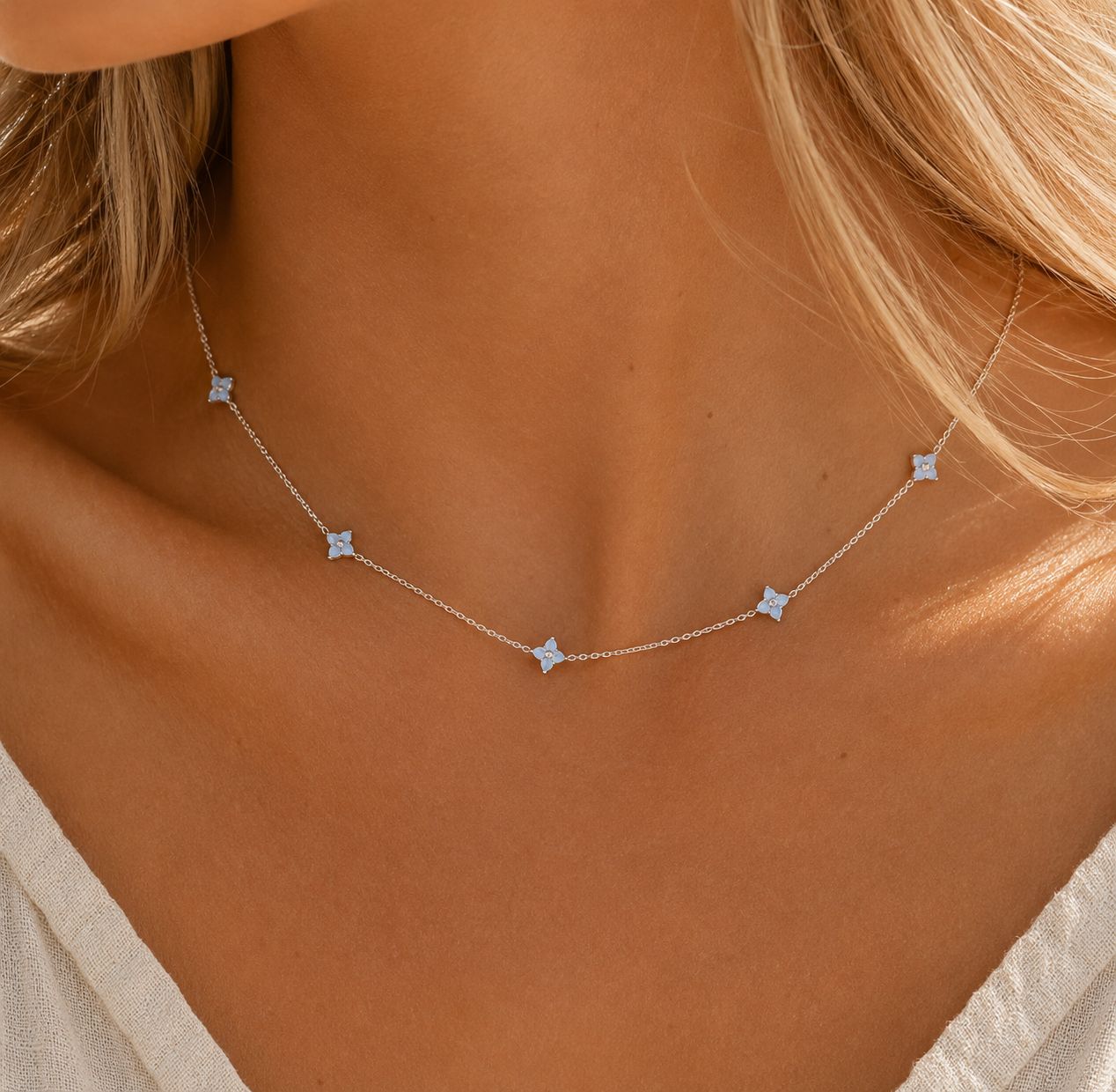 Ketting zilverkleurig blauwe bloemen