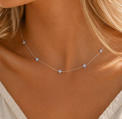 Ketting zilverkleurig blauwe bloemen
