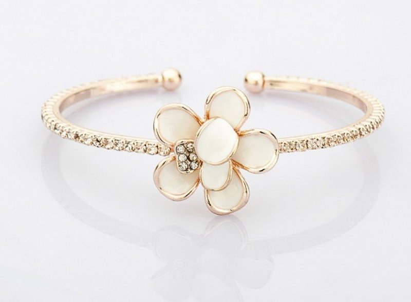  sold by eca ivastore product info Item ID: 537947 MRP Price: 876 TCredit Price: 40 purchase earns 146 VP 5 MRP   Report Item Woman bracelet 