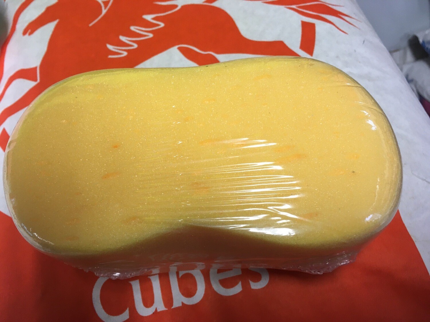 Lincoln Dog Bone Sponge -yellow