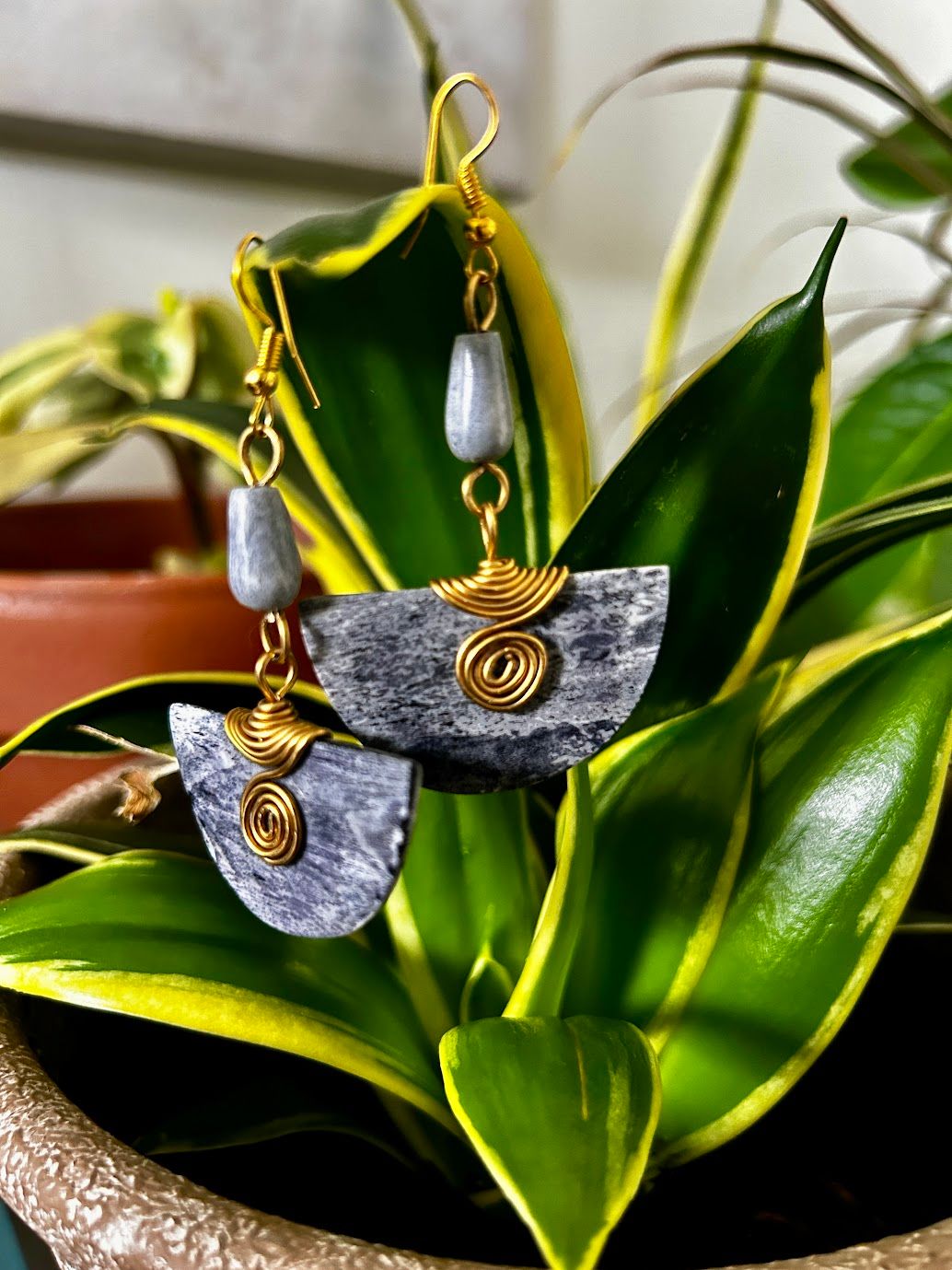 Kijivu Short Bow Earrings