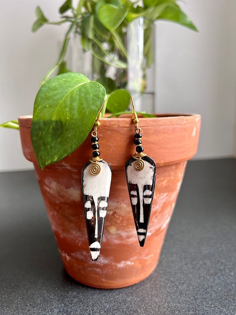 Uso Mchoro Nyeupe Unevenly Cut Earrings