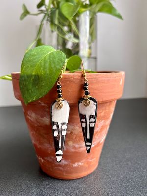 Uso Mchoro Nyeupe Unevenly Cut Earrings