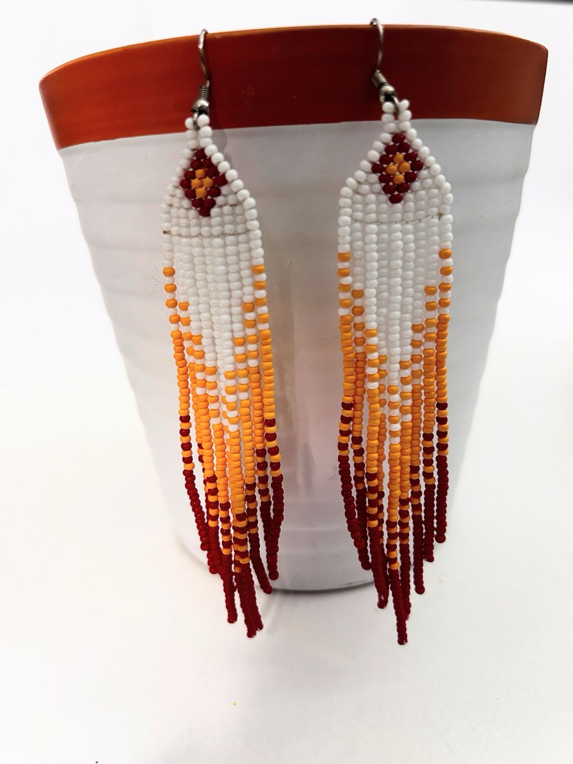 Nyeupe Machungwa Threaded Earrings