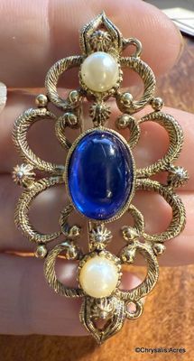 Gold filigree brooch with cabochon