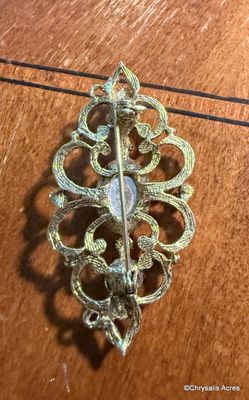Gold filigree brooch with cabochon