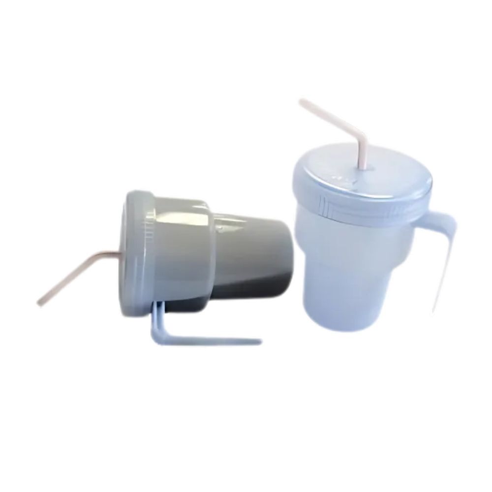 Tasse Kennedy adaptée anti-renversement avec orifice pour paille